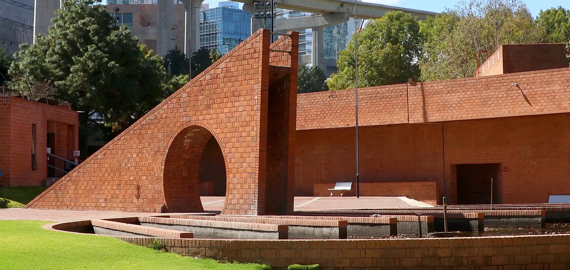 Fuente del reloj de sol de la IBERO.