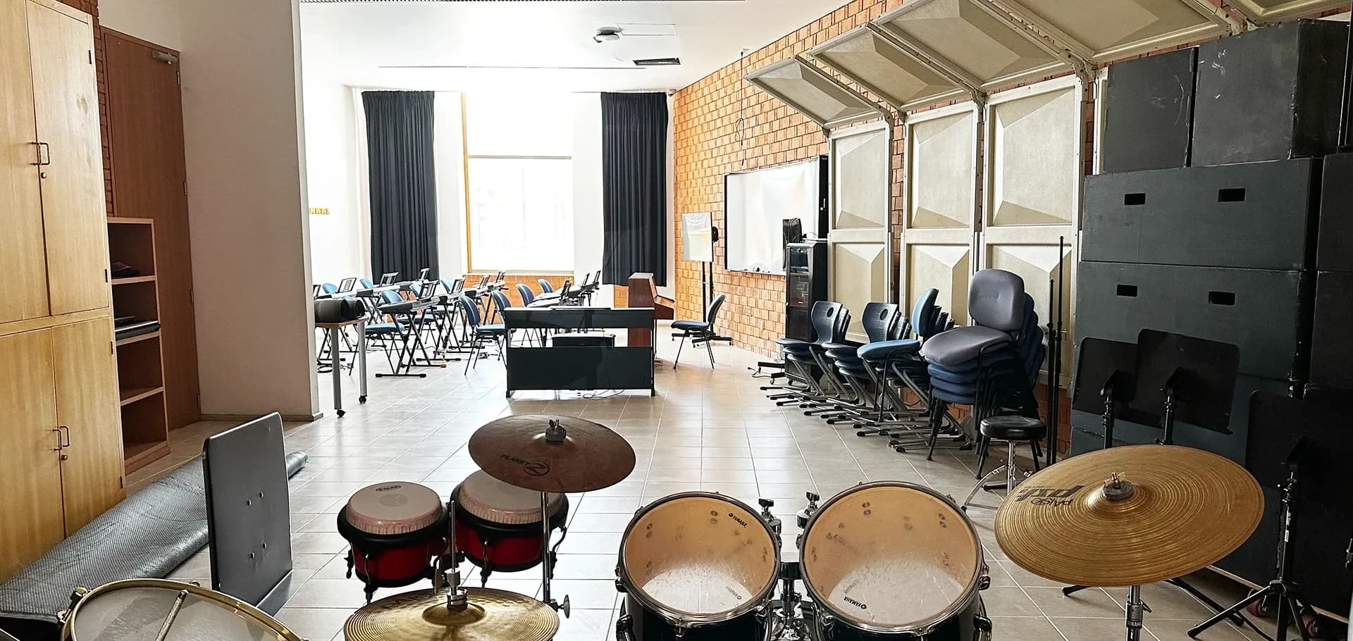 Toma general del estudio de música con instrumentos en la IBERO.