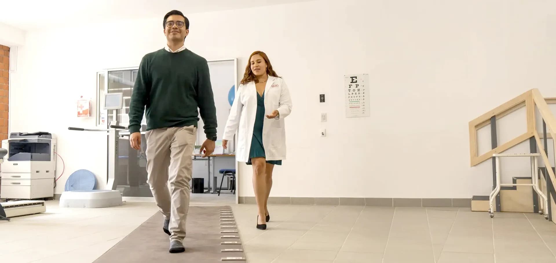 Paciente caminando en el laboratorio de Rehabilitacion en la IBERO.